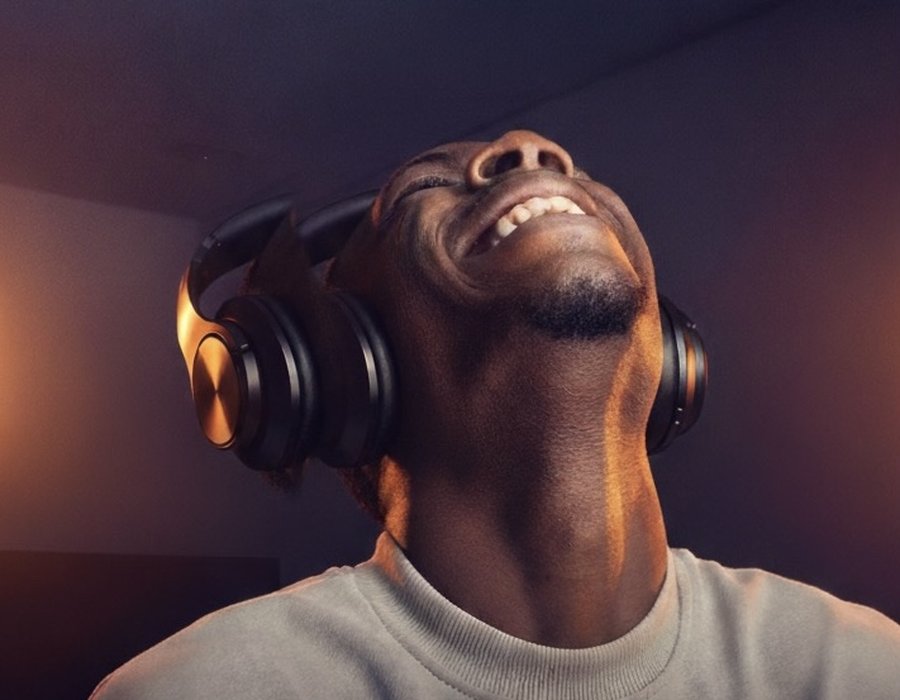 Nkouopono Yanick avec un casque audio, ambiance studio Afro Wave Music